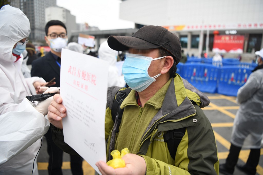 (200211) -- WUHAN, Feb. 11, 2020 (Xinhua) -- A patient who has recovered from novel coronavirus pneumonia displays his hospital certificate of discharge in Wuchang District of Wuhan, central China's Hubei Province, Feb. 11, 2020. The first batch of 28 patients who had recovered from novel coronavirus pneumonia were discharged from a gymnasium-converted makeshift hospital on Tuesday afternoon in Wuhan, the epicenter of the coronavirus outbreak in central China's Hubei Province. (Xinhua/Cheng Min)